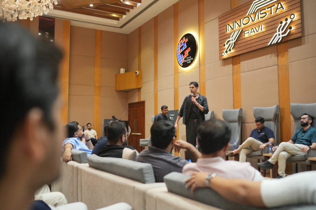 The hall seen from the back during a talk